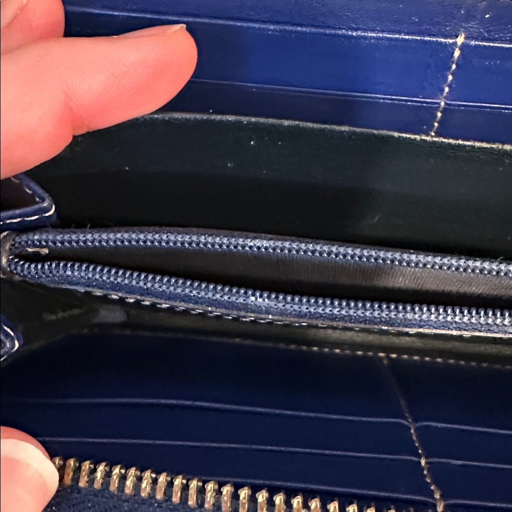 Gucci Beige and Navy Zip Wallet with Americana Logo - Picture 10 of 14